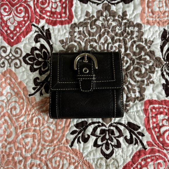COACH small wallet. I purchased this off of Poshmark. Ready to rotate. - Picture 1 of 5